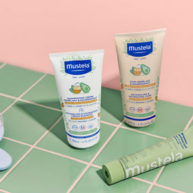 Demonstration of rinse-out application for Mustela detangling conditioner