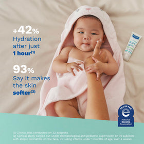 Mustela Stelatopia cream texture close-up demonstrating non-greasy feel