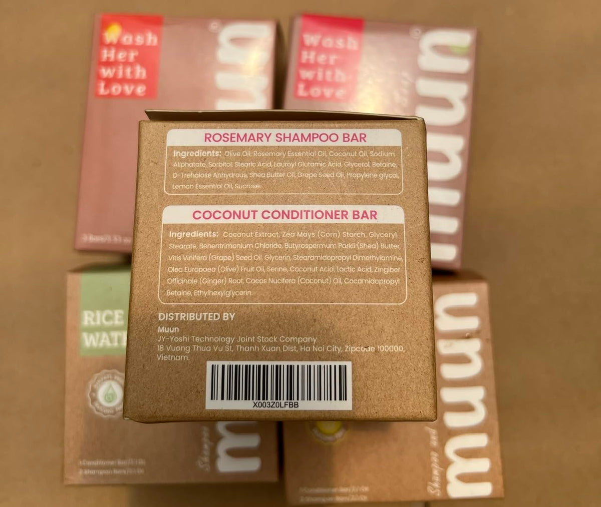 Muun eco packaging flatlay showing zero-waste materials and labels
