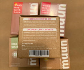 Muun eco packaging flatlay showing zero-waste materials and labels
