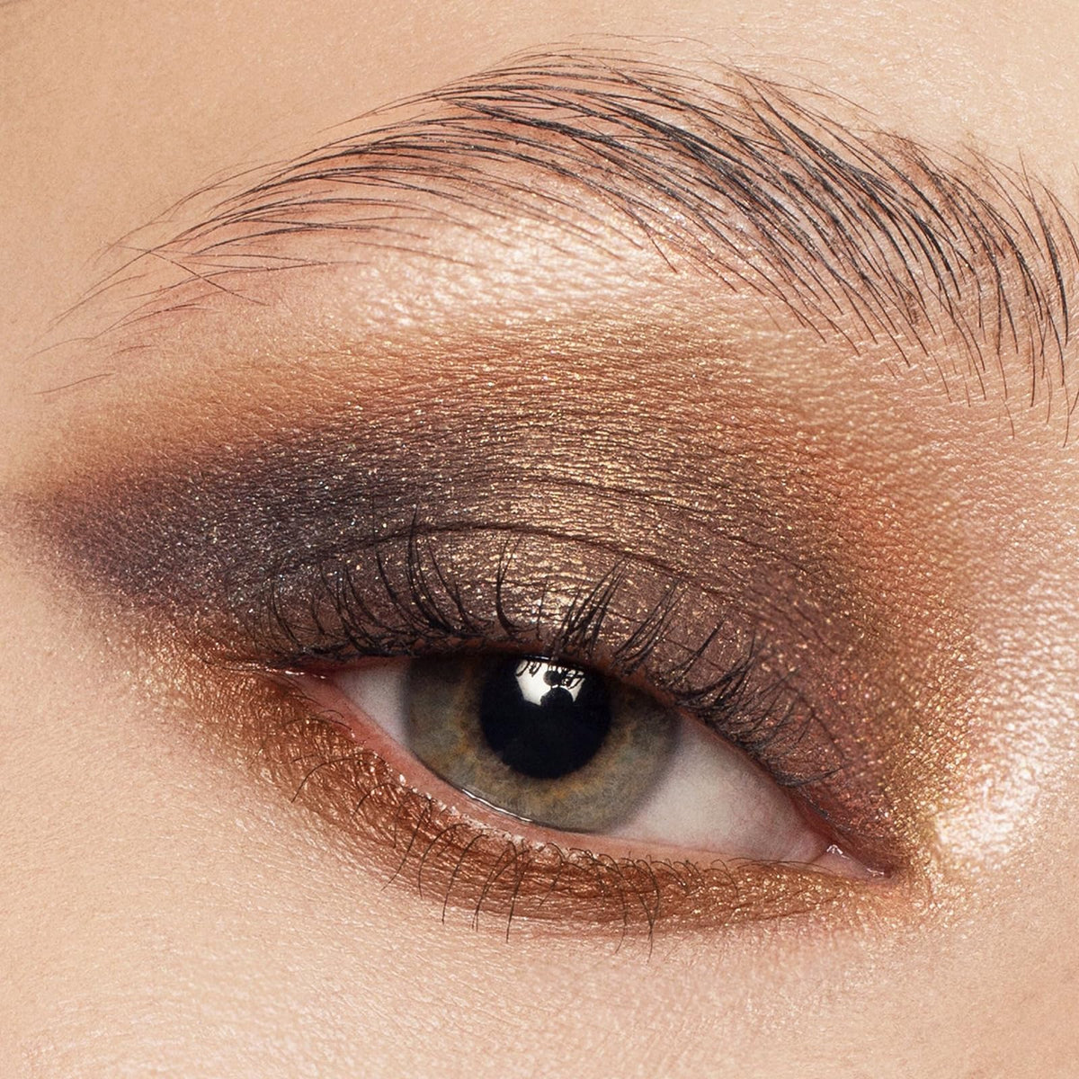 MYSTER ROSEY close-up of nine matte pans highlighting blendable neutral pigments