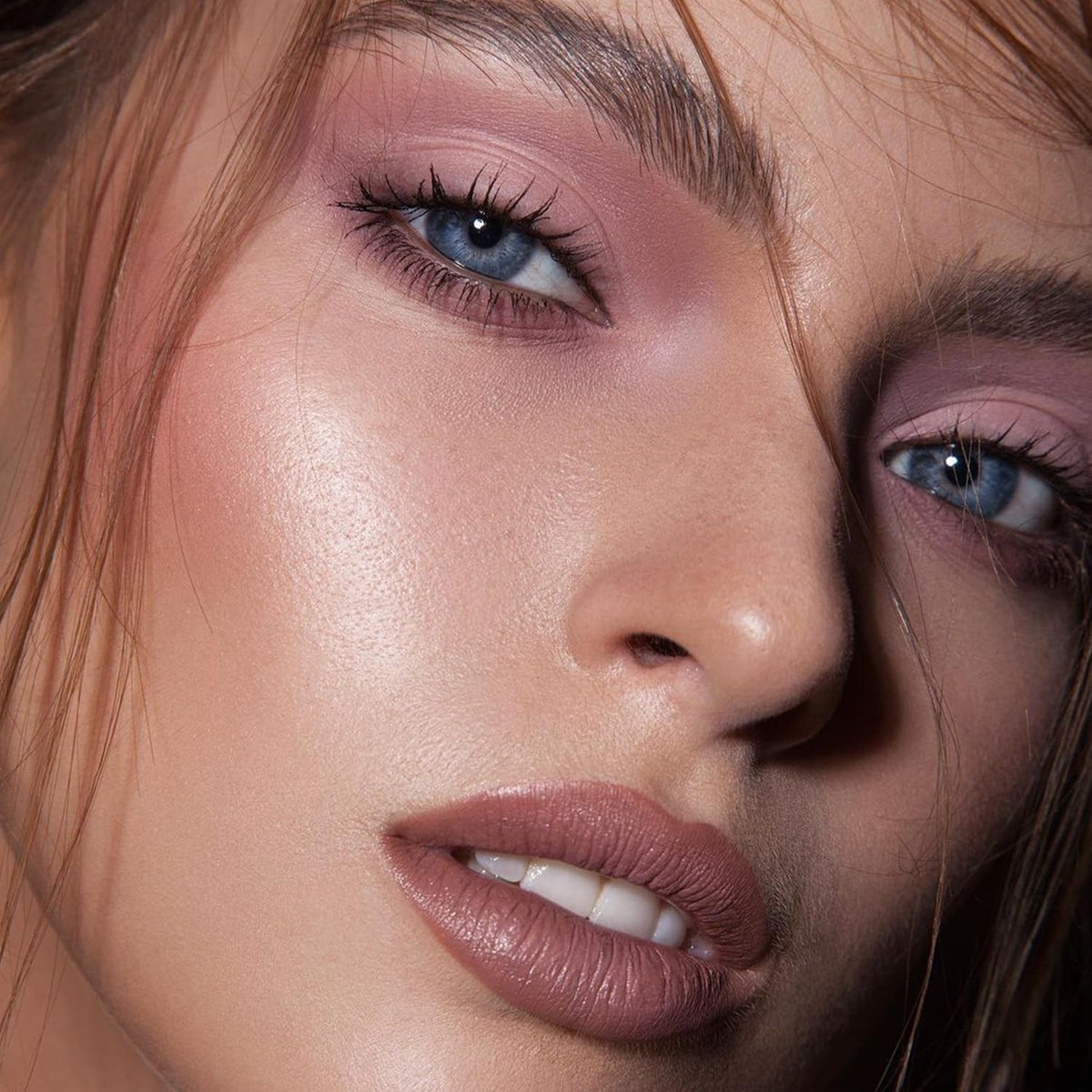 MYSTER ROSEY eyelid swatch application showing even pigment payoff