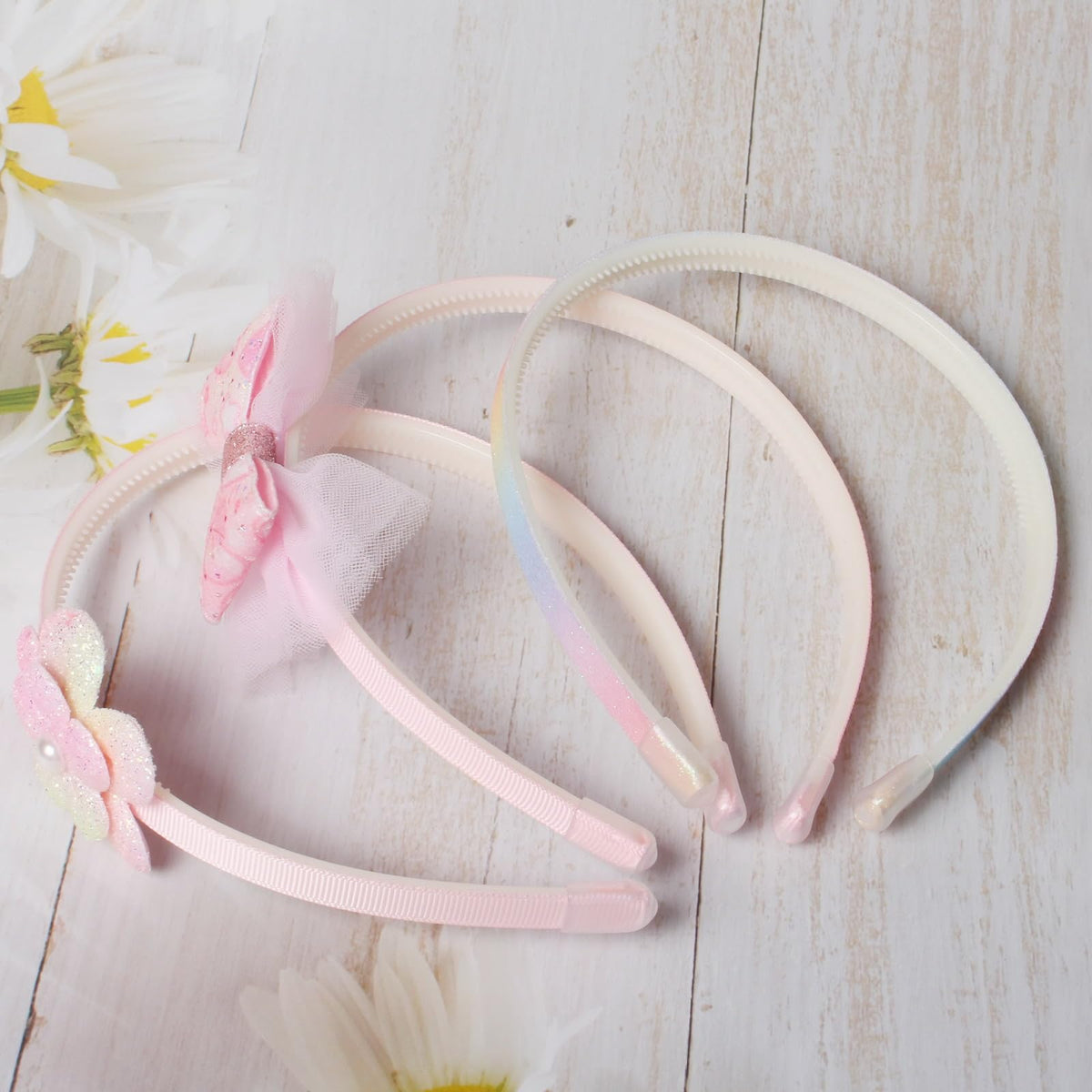 naibirdr girl wearing headband demonstrating stylish hold