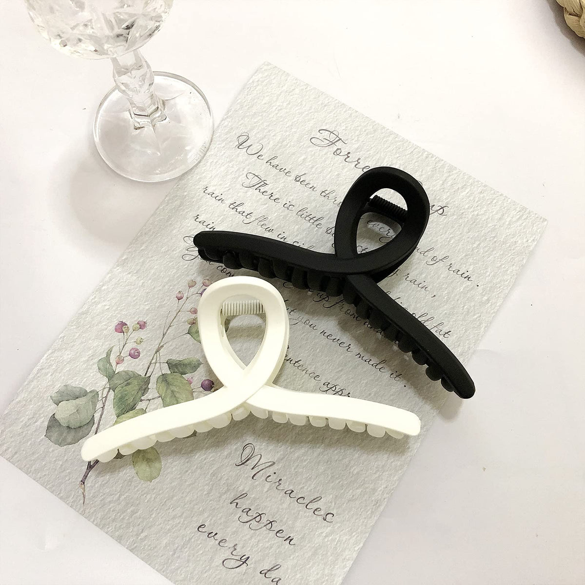Nalodu lifestyle image of woman using clip for quick hands-free styling benefit