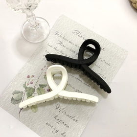 Nalodu lifestyle image of woman using clip for quick hands-free styling benefit