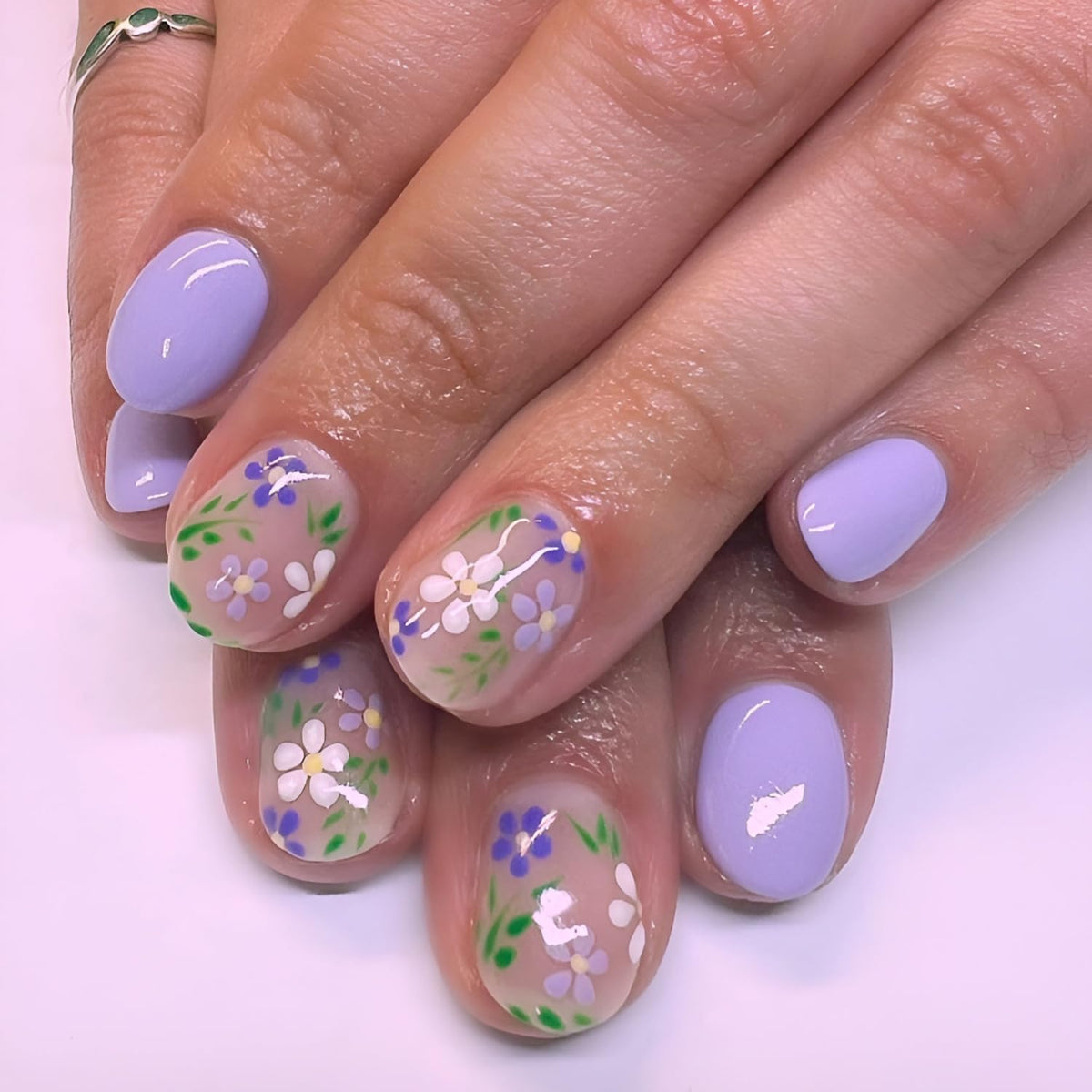 Namrec pressing a glue-tab nail onto a natural nail for fast, salon-style application