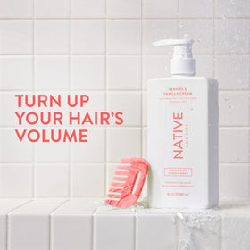 Native close-up pump dispensing conditioner for easy application