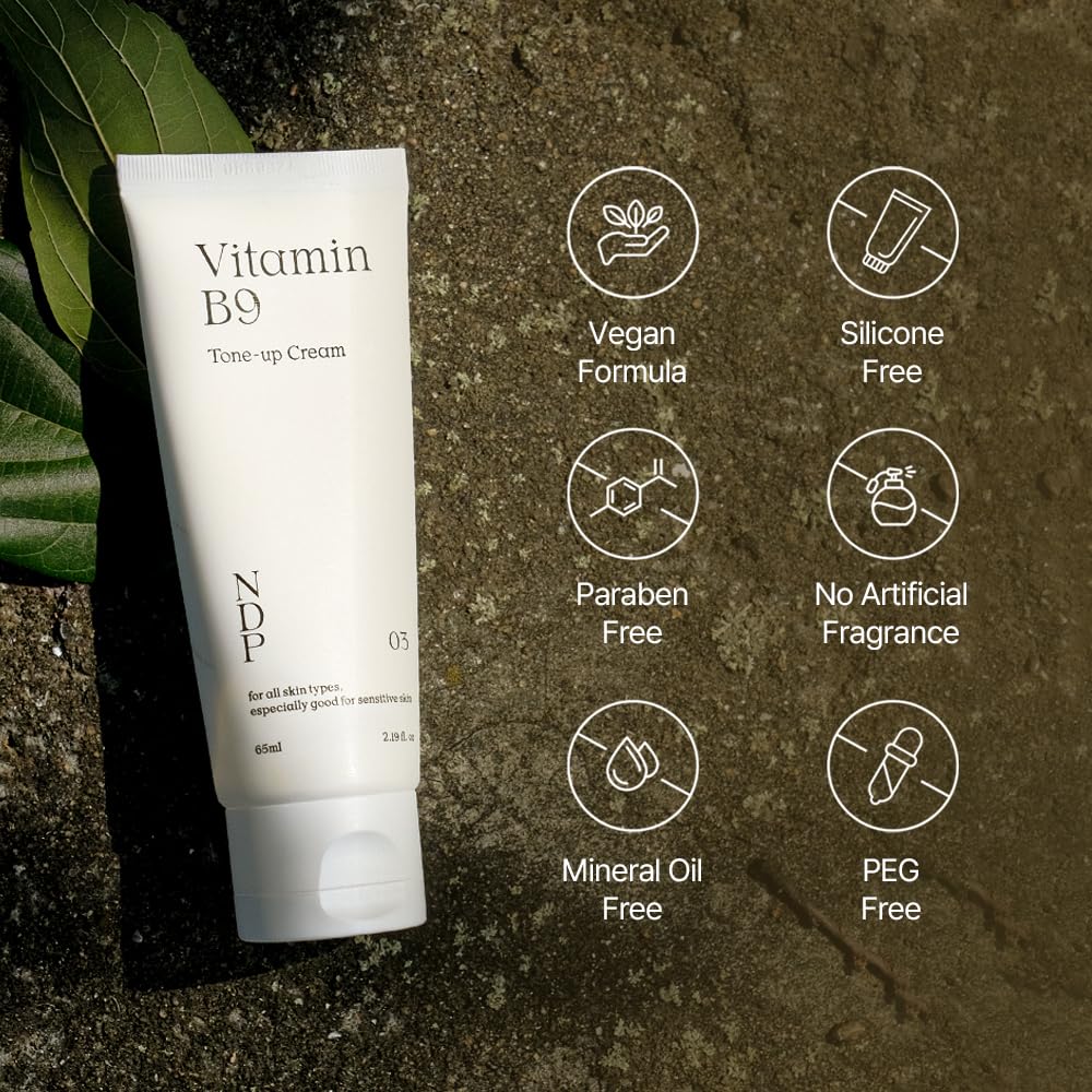 NATURAL DERMA PROJECT size comparison with hand illustrating 65ml travel-friendly capacity