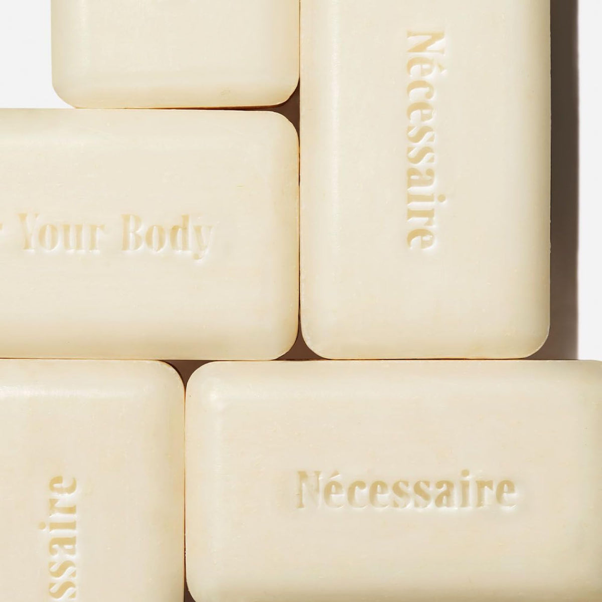 Nécessaire flatlay of cacay marula meadowfoam oils illustrating skin-nourishing benefits