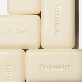 Nécessaire flatlay of cacay marula meadowfoam oils illustrating skin-nourishing benefits