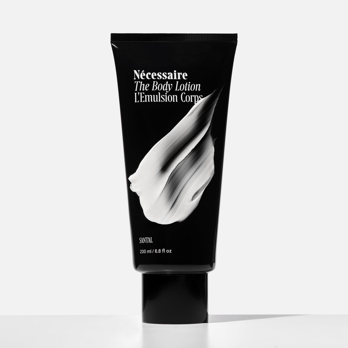 Nécessaire dispensing lotion on hand demonstrating lightweight application benefit