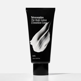 Nécessaire dispensing lotion on hand demonstrating lightweight application benefit