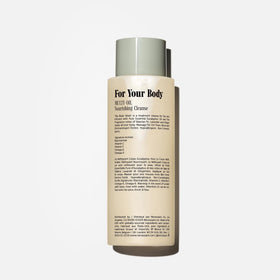 Nécessaire pump dispensing gel demonstrating easy, controlled application benefit