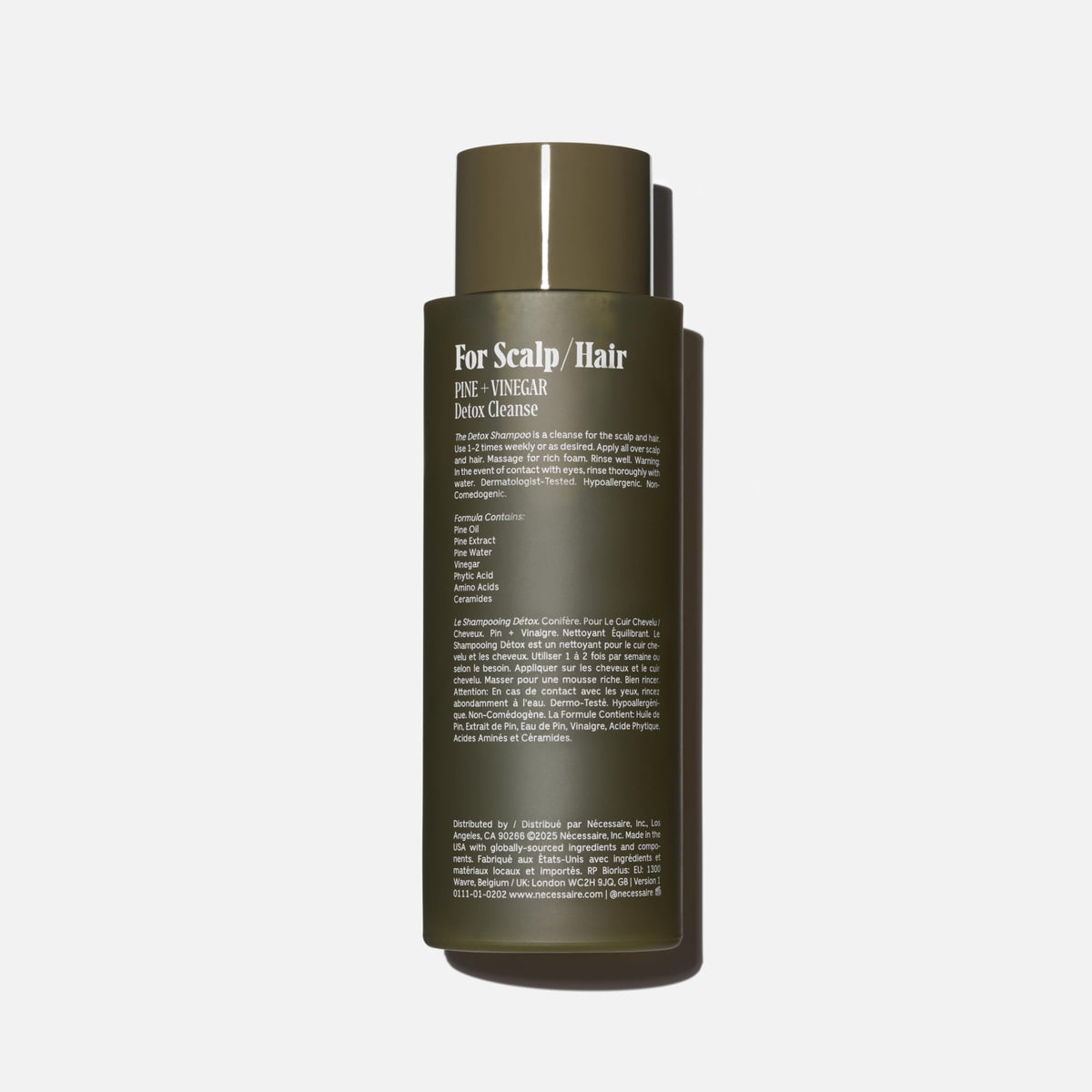 Nécessaire pump dispensing shampoo into palm demonstrating easy application benefit