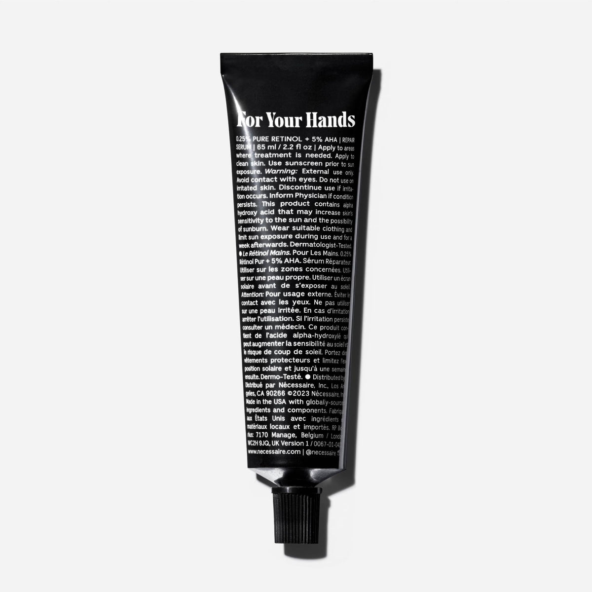 Nécessaire tube close-up highlighting cap and branding for easy use