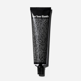 Nécessaire tube close-up highlighting cap and branding for easy use