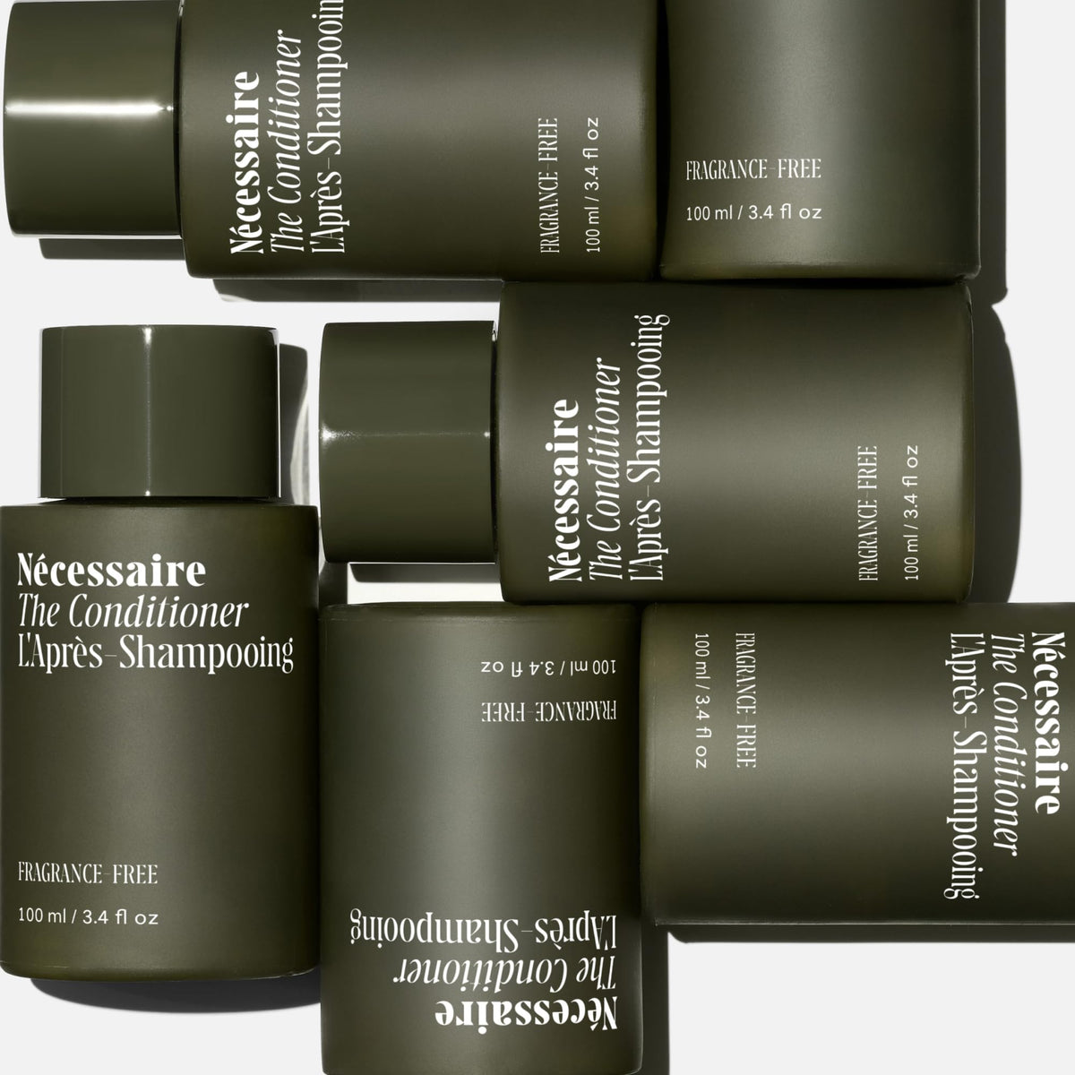 Nécessaire close-up of gel-cream texture demonstrating lightweight slip for detangling