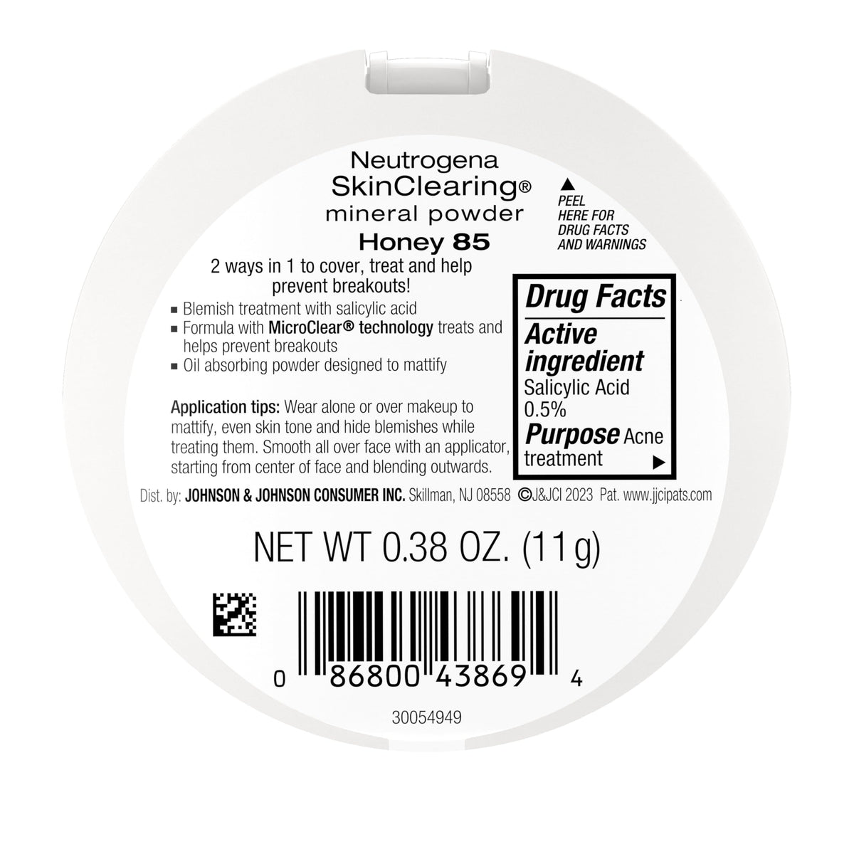 Model applying Neutrogena powder on the go to control shine and even skin tone