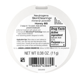 Model applying Neutrogena powder on the go to control shine and even skin tone