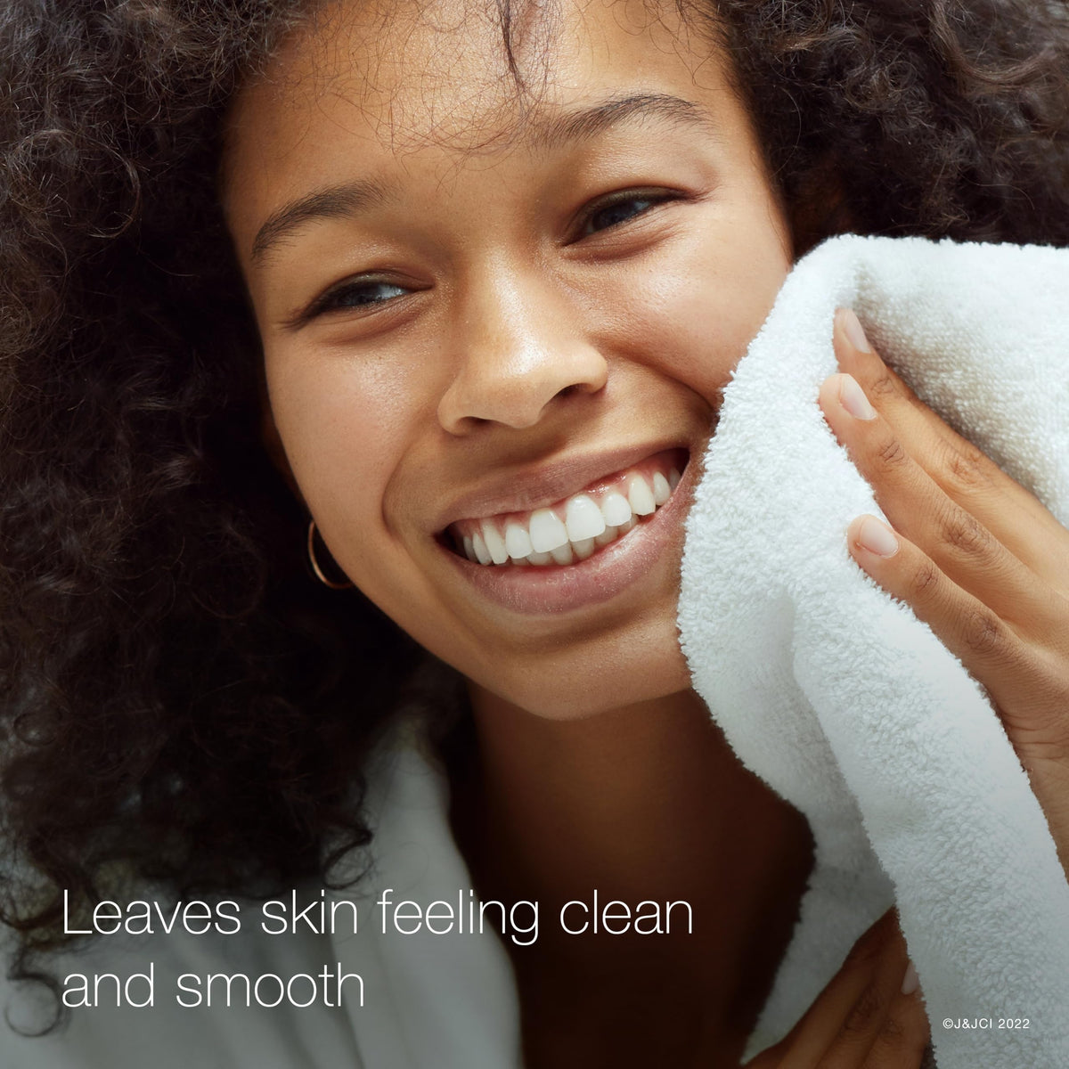 Neutrogena rinsing at sink illustrating easy removal and residue‑free finish