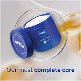 NIVEA hand scoop demonstrating 400 ml size and convenient use benefit