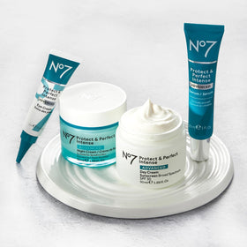 No7 pump and cap detail for easy, mess-free dispensing