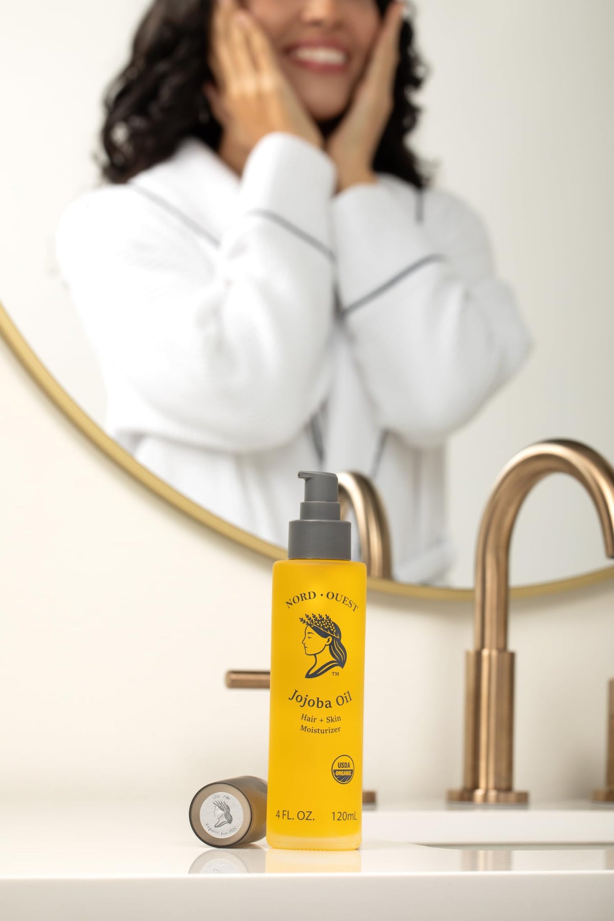 Nord-Ouest frosted glass detail protects oil purity and reduces light exposure