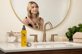 Nord-Ouest jojoba oil texture in hand absorbs quickly for lightweight hydration
