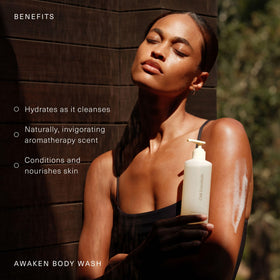 Oak Essentials creamy gel texture close-up showing hydration-rich lather and moisturizing feel