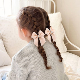 OAOLEER bow clipped in child’s hair demonstrating comfortable fit and pretty styling