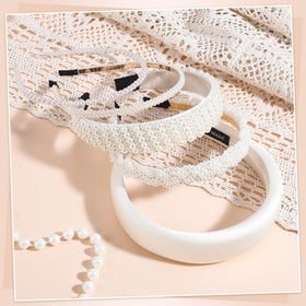 obeoby hand holding headband to show scale and comfortable fit