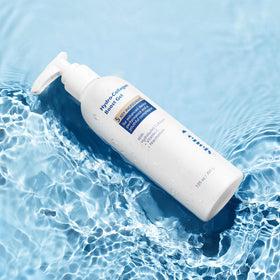 Oeneis texture close-up displaying smooth gel consistency and hydrating feel