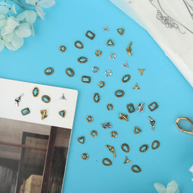 Ohmique horseshoe charm detail highlighting vintage look and long-lasting metallic strength