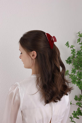 OideGuiing clip holding a high bun illustrating reliable grip and comfortable wear