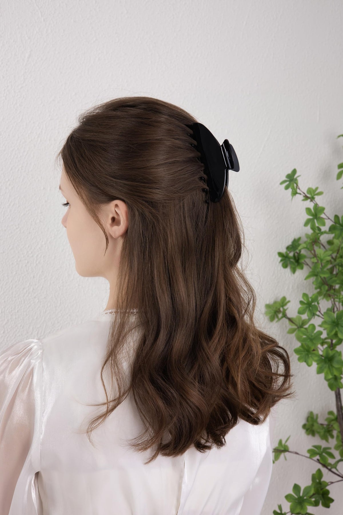 OideGuiing clip securing high ponytail for comfortable all-day wear