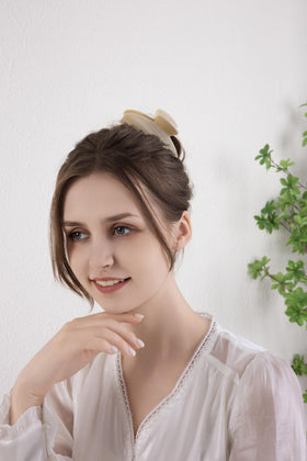 OideGuiing clip securing an updo, showing strong grip and comfortable wear