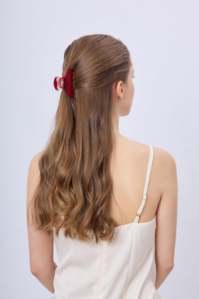 OideGuiing clip holding a bun to show secure hold and everyday convenience