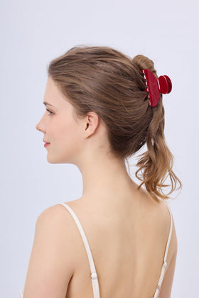 OideGuiing used in a half-up hairstyle illustrating versatility and neat look