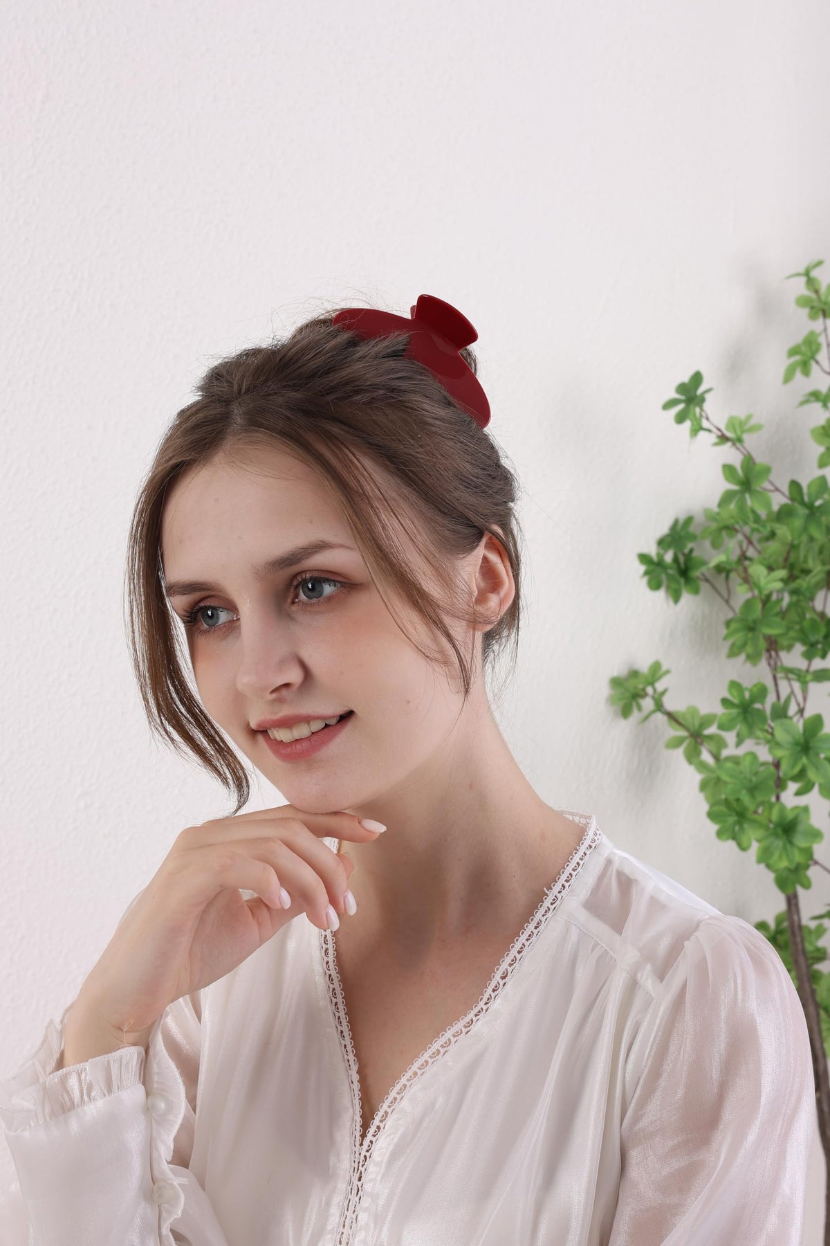 OideGuiing half-up style on fine hair showing gentle hold without slipping
