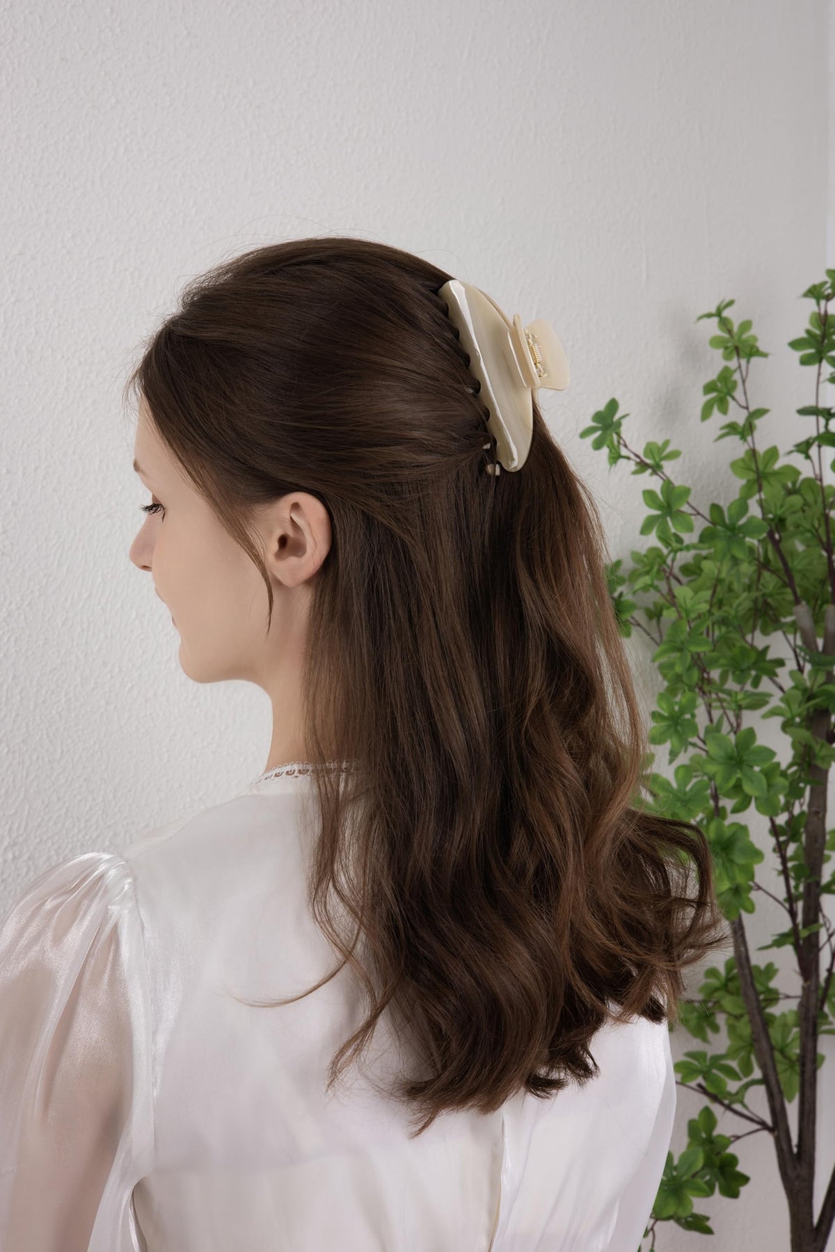 OideGuiing half-up hairstyle in a casual setting, adding polished everyday style