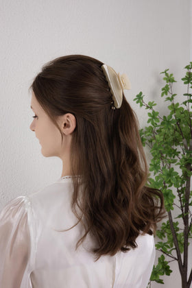 OideGuiing half-up hairstyle in a casual setting, adding polished everyday style