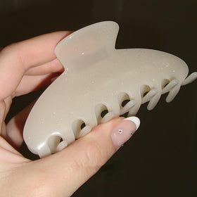 OideGuiing hand holding clip for scale showing 4-inch practical size