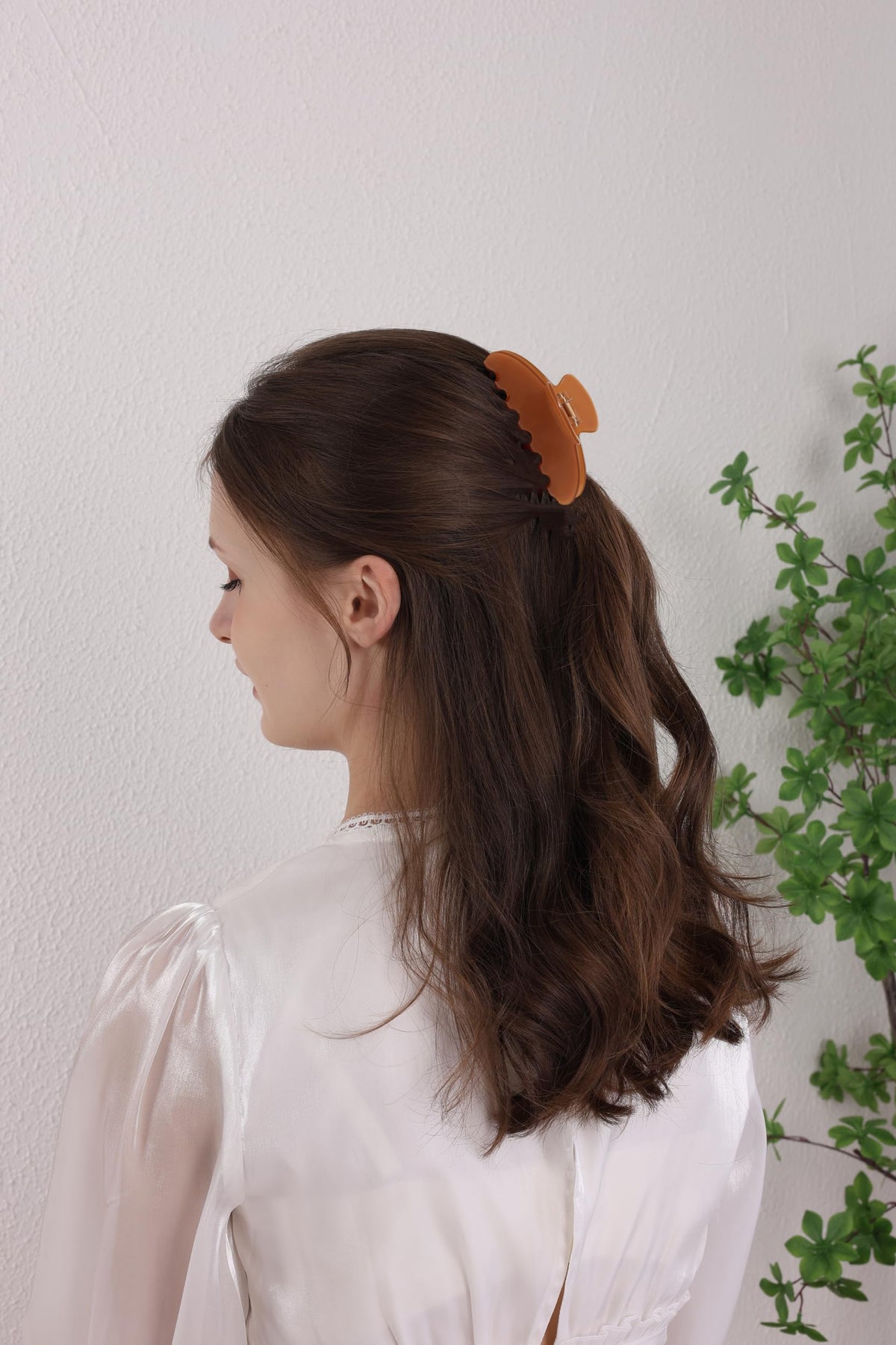 OideGuiing beside a hand to show 4-inch scale and practical size for full hair