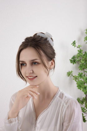 OideGuiing clip in use with high ponytail for all-day security