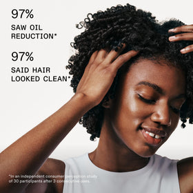 Olaplex Nº.4D spraying roots to demonstrate oil absorption and instant refresh