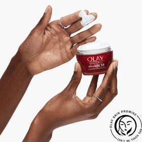 Visual of peptides and vitamin B3 next to Olay jar underscoring renewal benefits