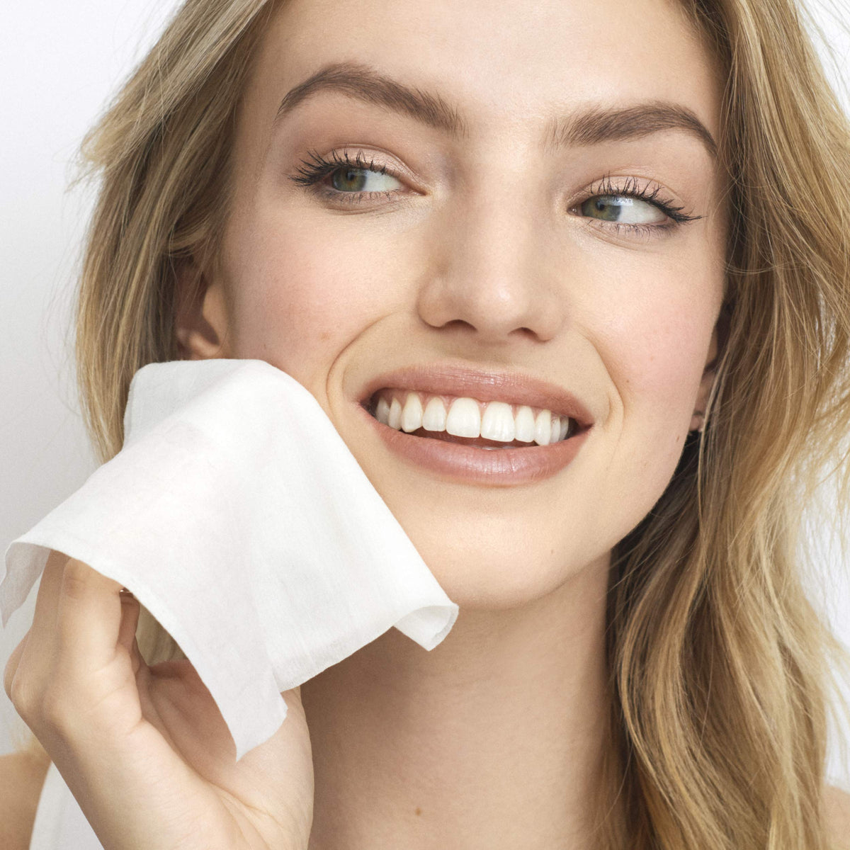 Olay wipe removing waterproof mascara from lashes demonstrating effective removal