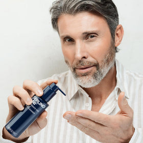 Omnis Uomo creamy foam texture close-up for gentle lathering benefit