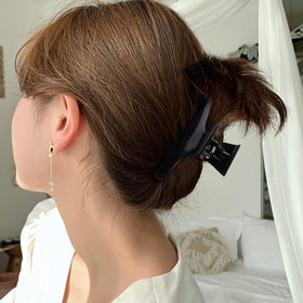 Ondder clip holding thick hair tightly without slipping or pulling
