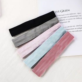 ONEYE yoga practitioner wearing headband for distraction-free practice
